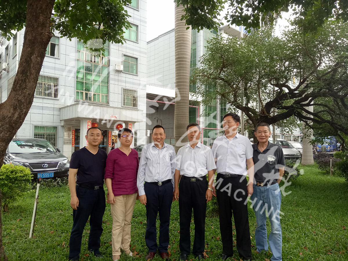 總裝備部劉思剛少將、新華社李建琦博士一行蒞臨新望公司考察指導(dǎo)