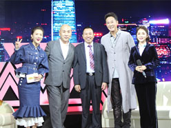 新望董事長(zhǎng)羅永輝與著名歌星劉尊老師、汪正正老師、郭津彤老師、主持人雅琪在北京電視臺(tái)錄制節(jié)目現(xiàn)場(chǎng)親切合影